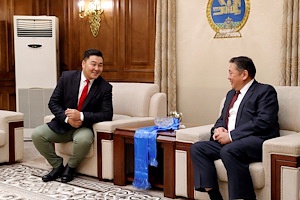 Opera singer G.Ariunbaatar presents his 2017 Song Prize award to the Chairman of Parliament M.Enkhbold