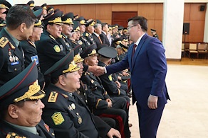 Монгол генералуудын төлөөлөлтэй уулзаж, баярын мэндчилгээ дэвшүүллээ