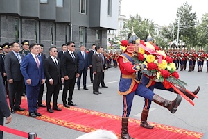 Хэлмэгдэгчдийн гэгээн дурсгалд цэцэг өргөн хүндэтгэл үзүүллээ