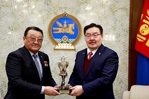 Chairman G.Zandanshatar welcomed the cosmonaut J.Gurragchaa