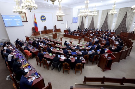 Хот, тосгоны эрх зүйн байдлын тухай хуульд өөрчлөлт оруулах тухай хуулийн төсөл болон хамт өргөн мэдүүлсэн хууль, тогтоолын төслүүдийг батлав