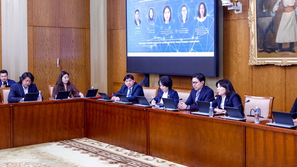 Өндөр түвшний хэлэлцүүлэг сэргээгдэх эрчим хүчний нийгэм, эрүүл мэндийн нөлөөлөл, цахилгаан тээврийн хэрэгслийн дэд бүтцийн сэдвээр үргэлжлэв