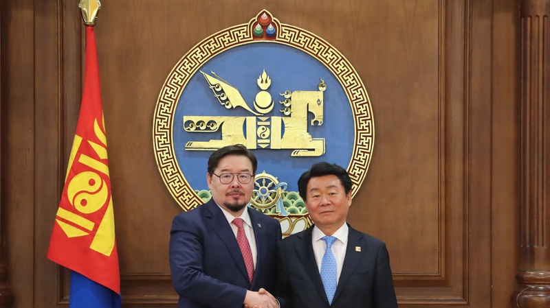 Chairman of the State Great Hural G. Zandanshatar met with Ambassador ...