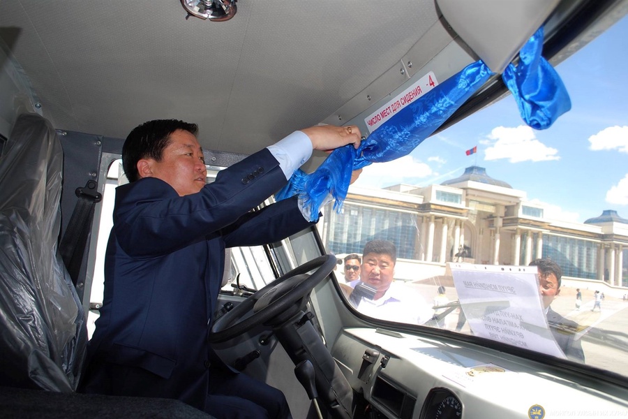 Хан-Уул дүүргийн 14 дүгээр хорооны "Энх амгалан Өлзийт" өрхийн эрүүл мэндийн төв түргэний машинаа хүлээн авлаа. 